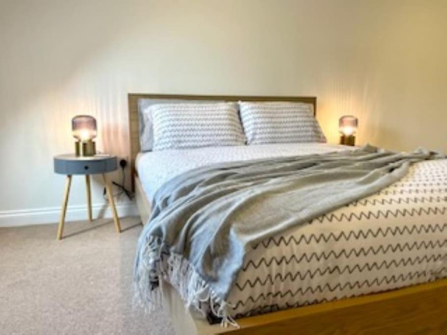 Modern Town House In Cotswolds - 3 Double Bedrooms Witney Exterior foto